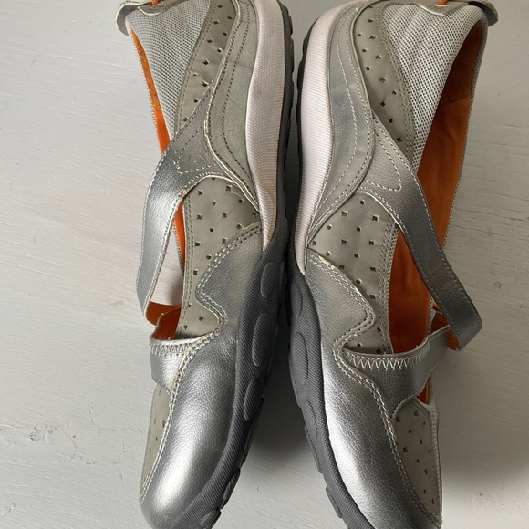 Privo by Clarks Women's Comfort Flat Slip-On Shoes Size 9.5M White Silver Casual - Picture 15 of 15